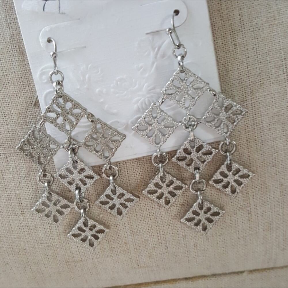 Jessica Simpson dangling silver toned chandelier earrings New condition